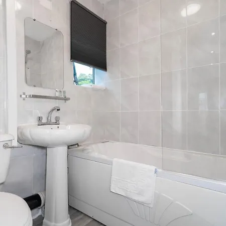 3 Bedroom House - 8 Guests - Parking - Garden - Rated Superb - Netflix - Wifi - Great Location Holiday home Birmingham