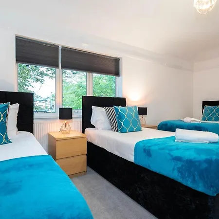 3 Bedroom House - 8 Guests - Parking - Garden - Rated Superb - Netflix - Wifi - Great Location Holiday home Birmingham