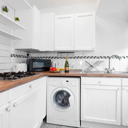3 Bedroom House - 8 Guests - Parking - Garden - Rated Superb - Netflix - Wifi - Great Location