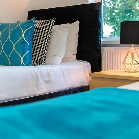 Holiday home 3 Bedroom House - 8 Guests - Parking - Garden - Rated Superb - Netflix - Wifi - Great Location Birmingham