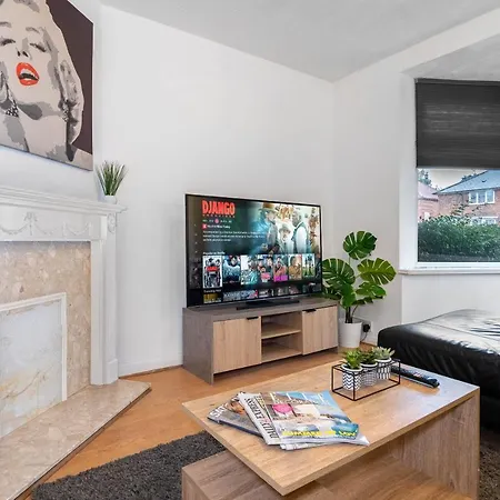 3 Bedroom House - 8 Guests - Parking - Garden - Rated Superb - Netflix - Wifi - Great Location *