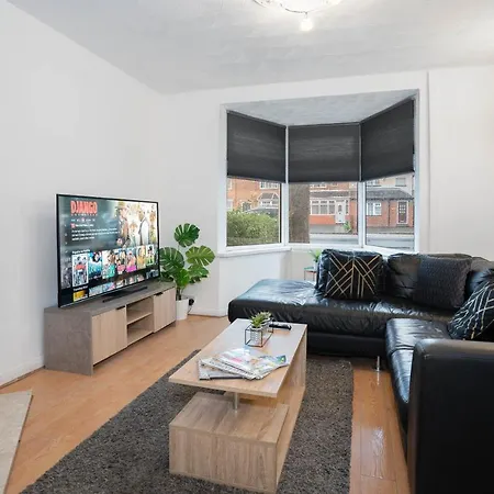 3 Bedroom House - 8 Guests - Parking - Garden - Rated Superb - Netflix - Wifi - Great Location Birmingham