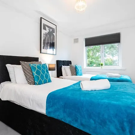 3 Bedroom House - 8 Guests - Parking - Garden - Rated Superb - Netflix - Wifi - Great Location