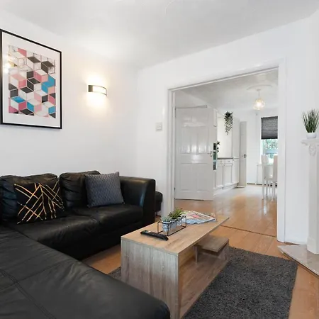 Dom wakacyjny 3 Bedroom House - 8 Guests - Parking - Garden - Rated Superb - Netflix - Wifi - Great Location